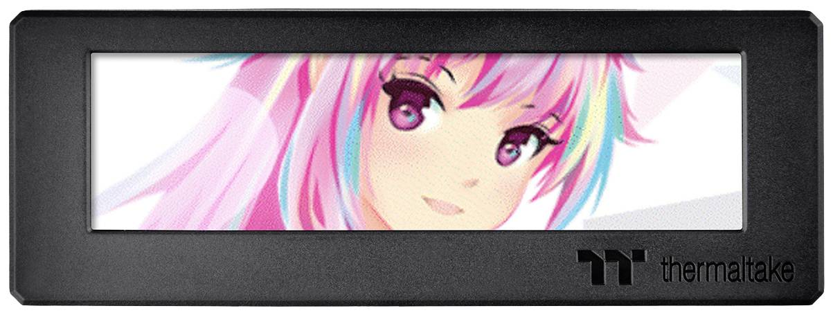 Anime figura z rožnatimi lasmi in velikimi očmi na zaslonu, uokvirjena v črno ohišje z logotipom 'Thermaltake'.