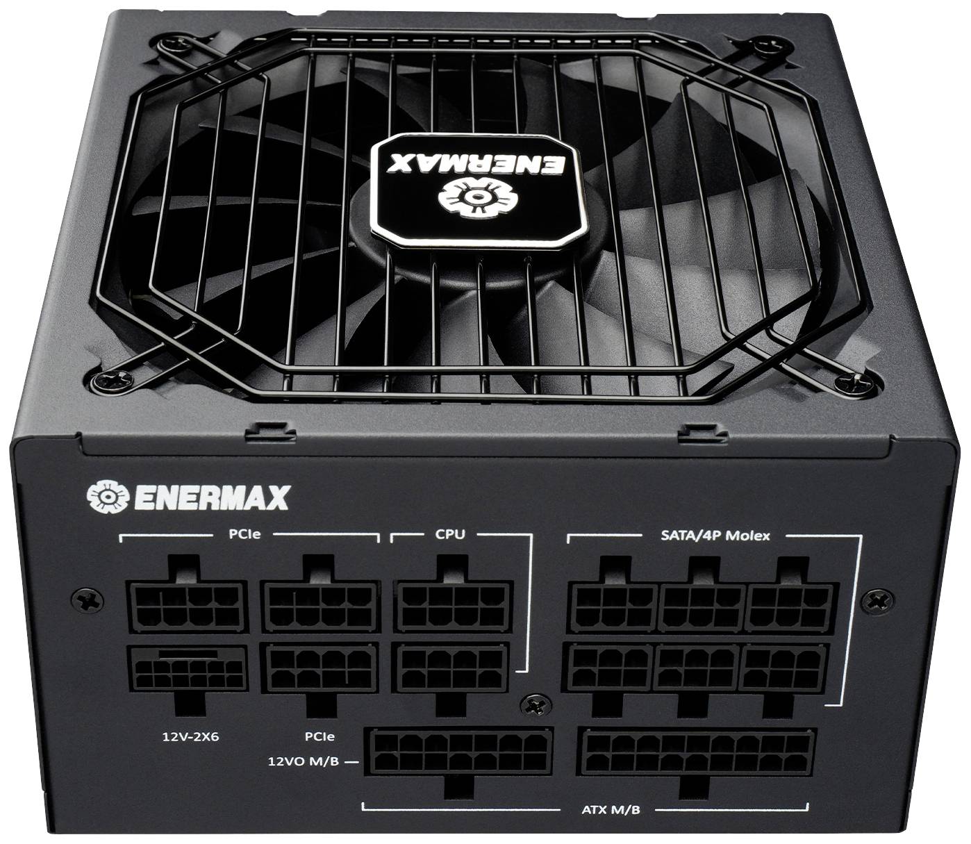 Črni napajalnik za osebni računalnik znamke Enermax z več priključki, vključno s PCIe, CPU in SATA/AP Molex. Ventilator je viden zgoraj.