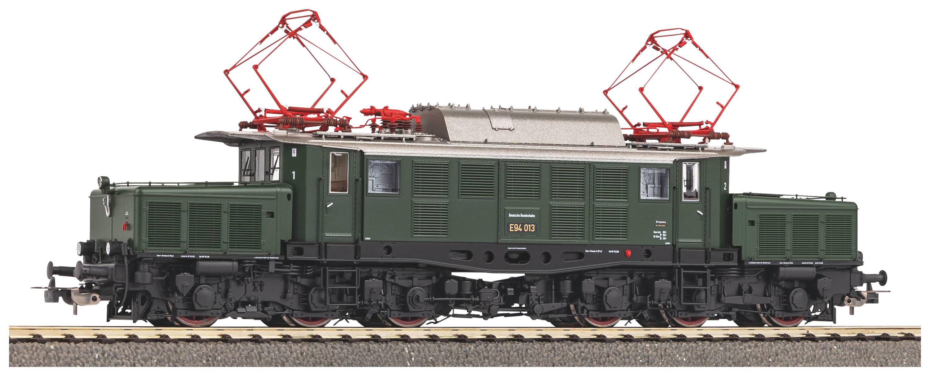Zeleni model električne lokomotive na tirih, z rdečimi tokovnimi odjemniki na strehi, prikazuje tehnične podrobnosti.
