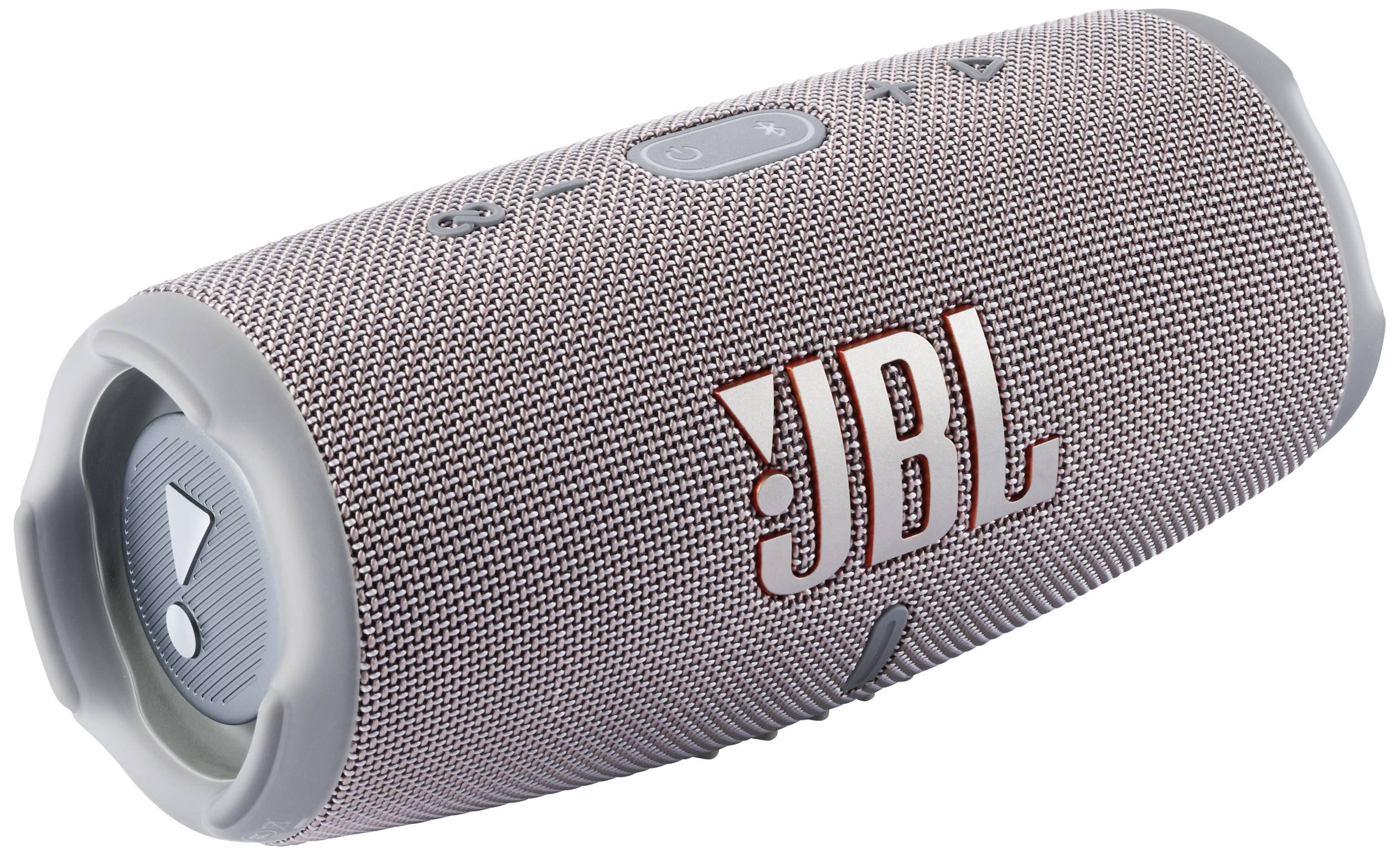 Prenosni brezžični zvočnik JBL v sivi barvi z logotipom. Ima robusten dizajn in je primeren za uporabo v notranjih in zunanjih prostorih.
