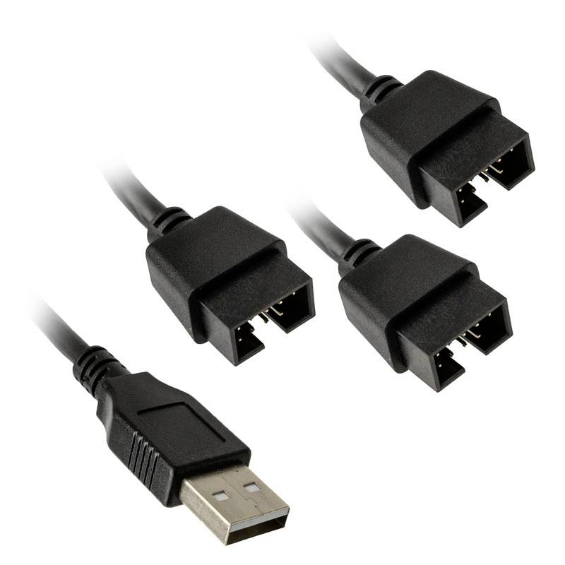 Trije črni USB vtikači, eden usmerjen navzdol, dva navzgor, na beli podlagi.