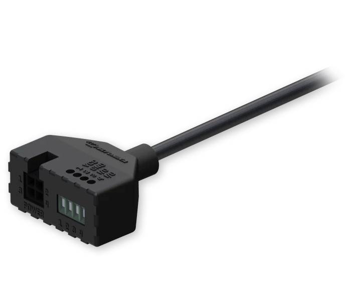 Črn priključni vtič s štirimi žicami, poravnan na desno. Napis: '1: GND, 2: LED, 3: LED, 4: LED' viden.