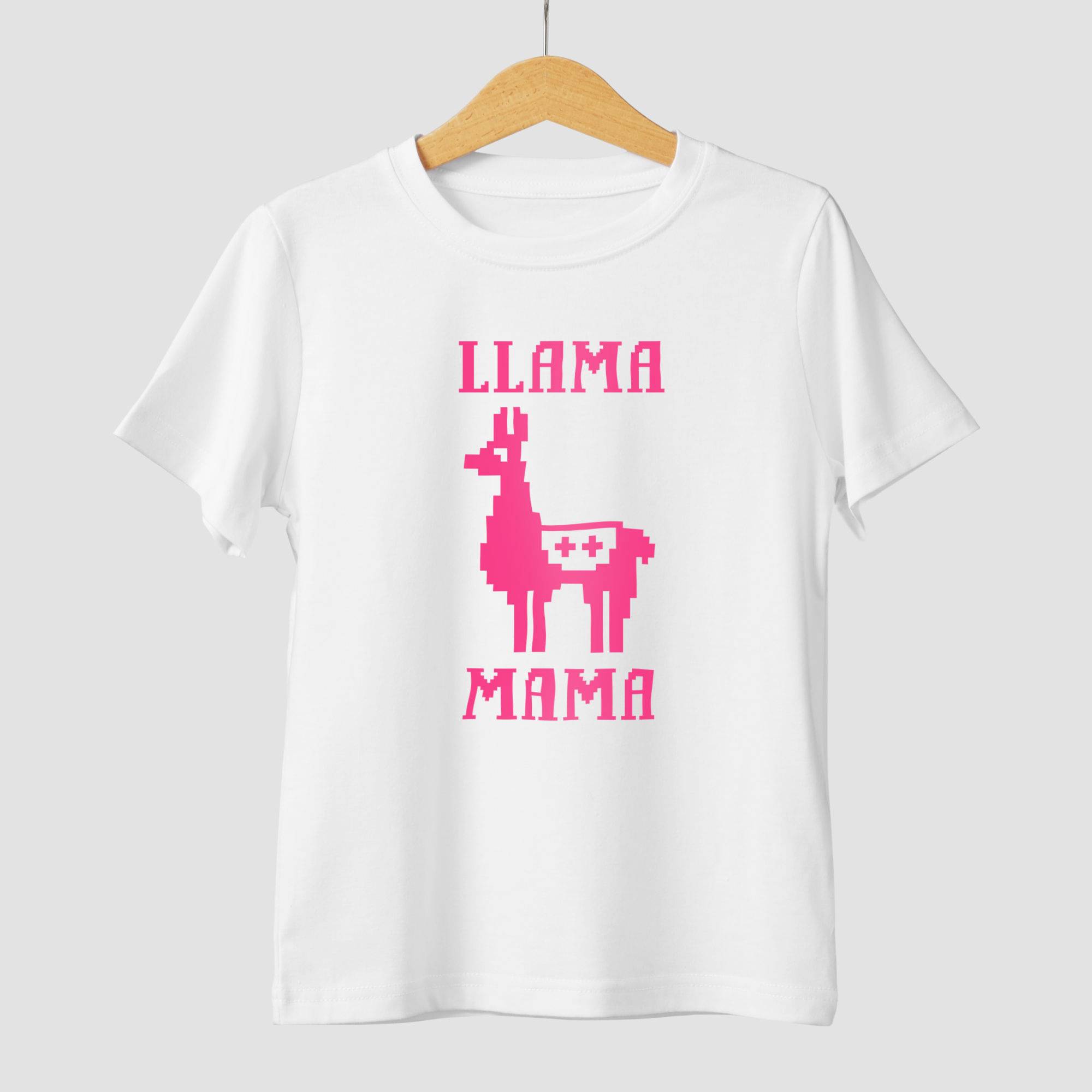 Bela majica na leseni obešalnici prikazuje roza pikselasto lamo z napisom 'LLAMA MAMA'.