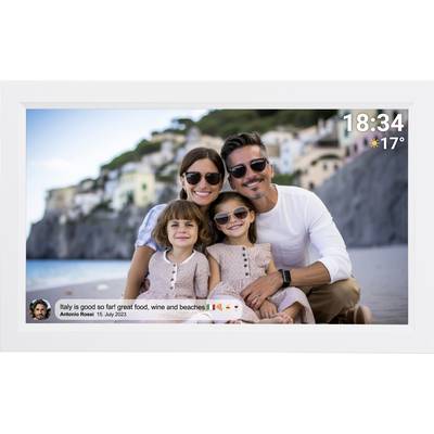 Nasmejana družina sedi na plaži pred obmorsko pokrajino. Zgoraj desno: ura 18:34, temperatura 17°C. Besedilo: 'Italija je do zdaj super: odlična hrana, vino in plaže'.
