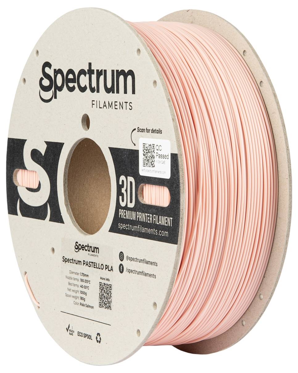 Rolica 3D-tiskalnega filamenta v pastelno rožnati barvi podjetja Spectrum Filaments. Na embalaži piše 'Premium Printer Filament'.