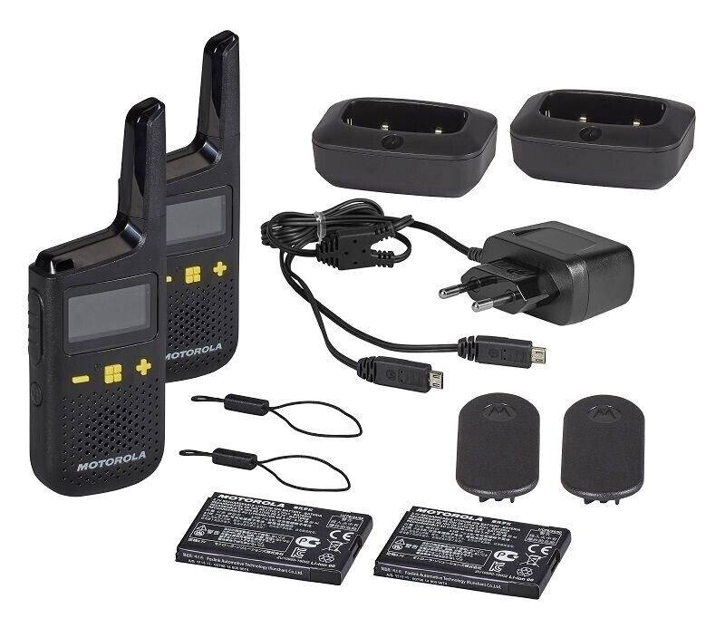 Komplet walkie-talkijev, vključno z polnilci, baterijami in sponkami. Dva radijska aparata z zaslonom in tipkami za komunikacijo po radiu.
