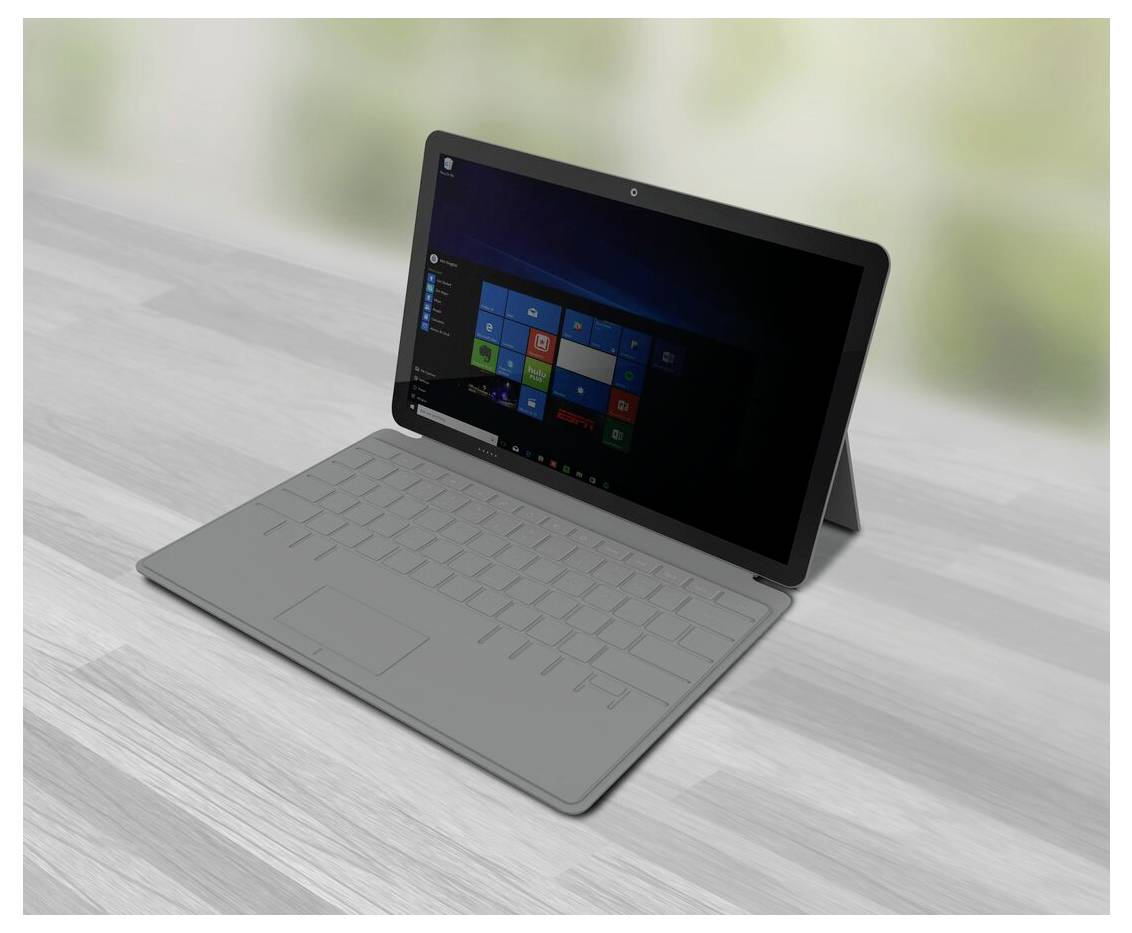 Tablični računalnik z izbirno tipkovnico prikazuje Windows namizje. Stoji na mizi pred zamegljenim ozadjem.