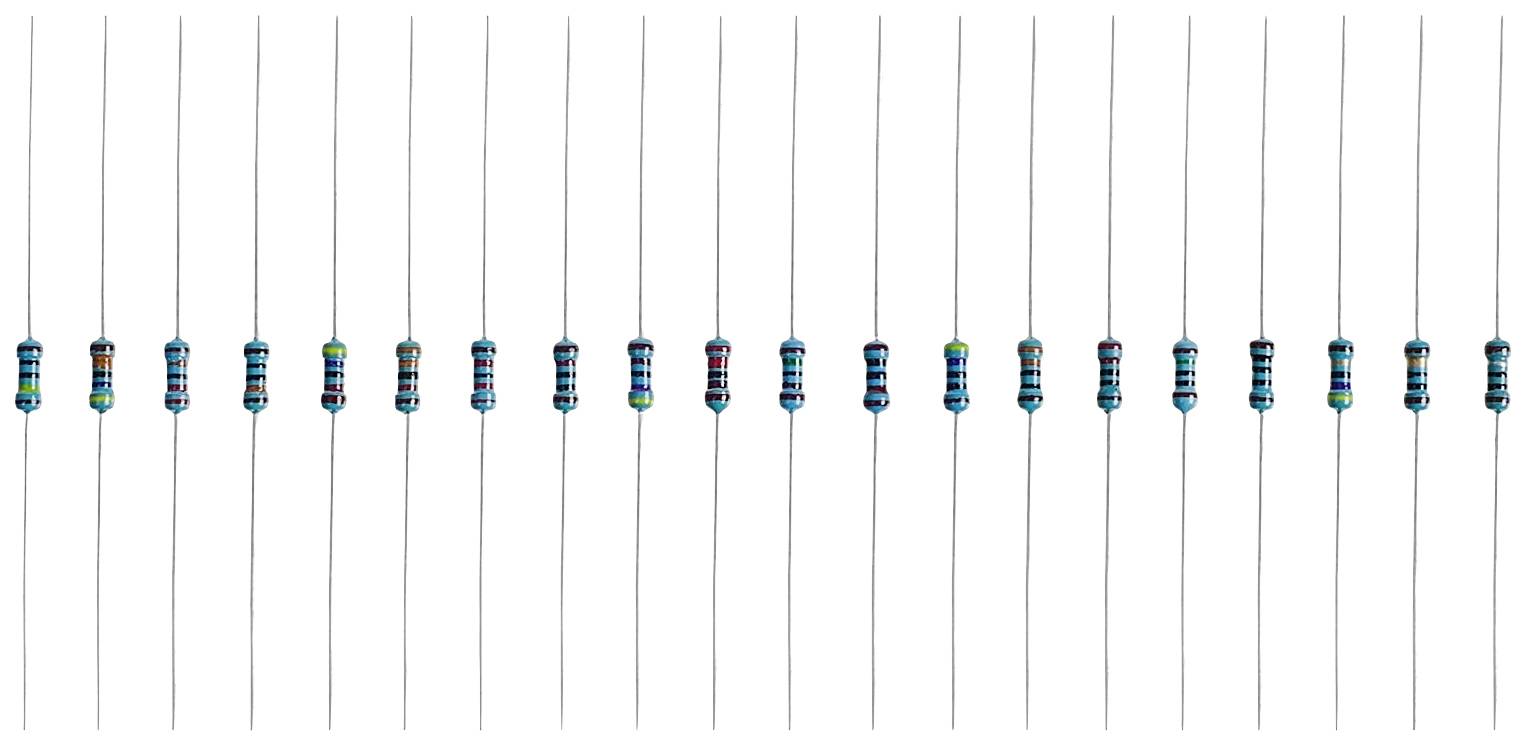 Vrsta ogljičnih filmskih uporov z barvnimi trakovi za označevanje vrednosti upora na beli podlagi.