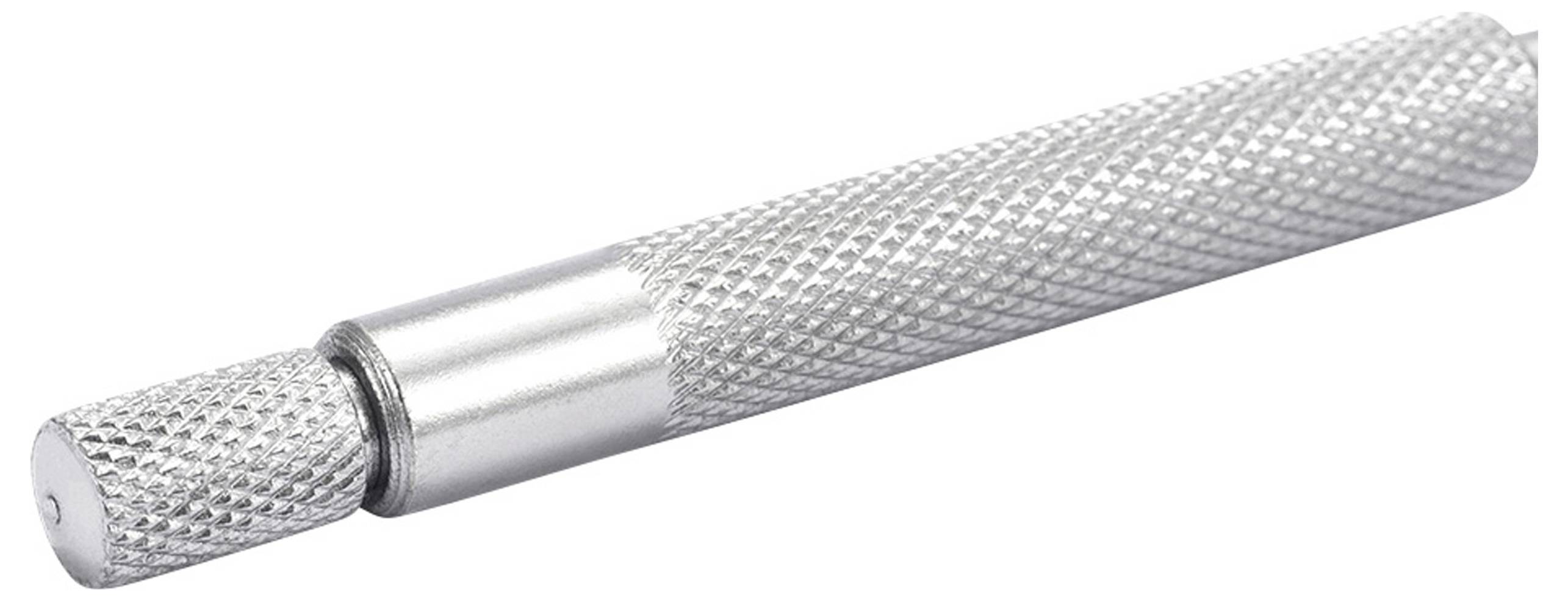 Srebrn ročaj orodja z reliefno površino za trdnejši oprijem, položen poševno na beli podlagi.