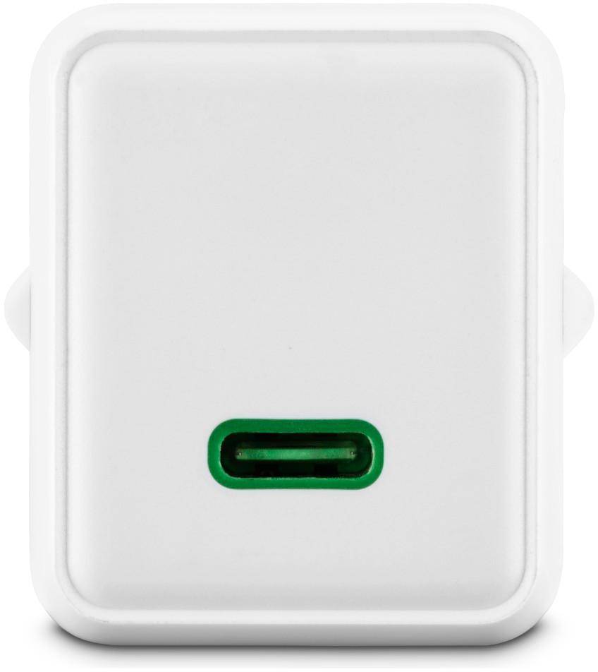 Belo mrežno napajanje z zelenim USB-C priključkom na sredini, primerno za polnjenje elektronskih naprav.