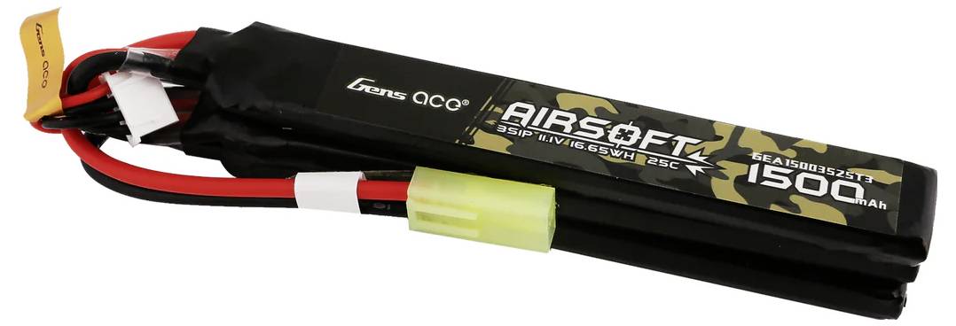 Airsoft LiPo baterija s kapaciteto 1500mAh in napetostjo 11,1V. Baterija je črna z rdečim kablom.