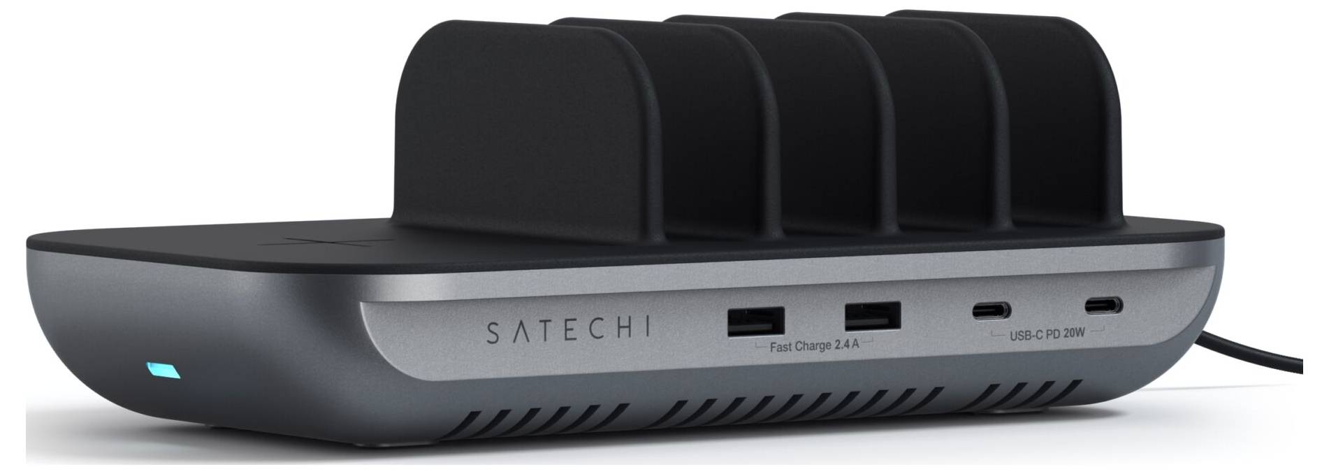 Polnilna postaja z več USB priključki za hkratno polnjenje naprav. Na sprednji strani blagovna znamka 'Satechi'.
