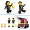 Dve Lego figurici v gasilski opremi, ena z gasilnim aparatom. Spodaj rdeče gasilsko vozilo, prikazani so plameni in čelade.