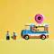 Majhen model modrega food trucka za donut, s pemastim donutom na strehi in dvema figurama ob njem na rumeni podlagi.