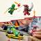 Otrok se veselo igra z LEGO-Ninjago figuricami in zelenim dirkalnim avtomobilčkom. Figurice dinamično bojevito letijo v zraku.