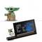 'LEGO komplet Grogu iz Star Wars, figura in informativna tabla ena poleg druge. Tabla vsebuje podatke kot so ime, vrsta in domači planet.'