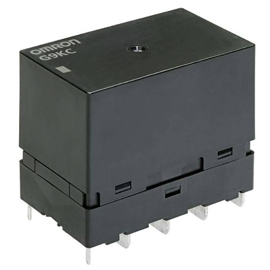 Črno Omron G9KC relejevsko stikalo z več kovinskimi priključki na spodnji strani, primerno za uporabo v elektronskih vezjih.