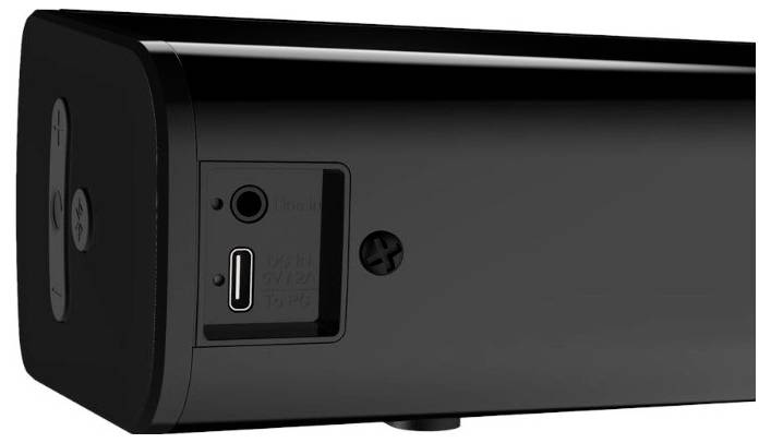 Črna prenosna bluetooth zvočna škatla z logotipom Bluetooth in USB priključkom na strani.