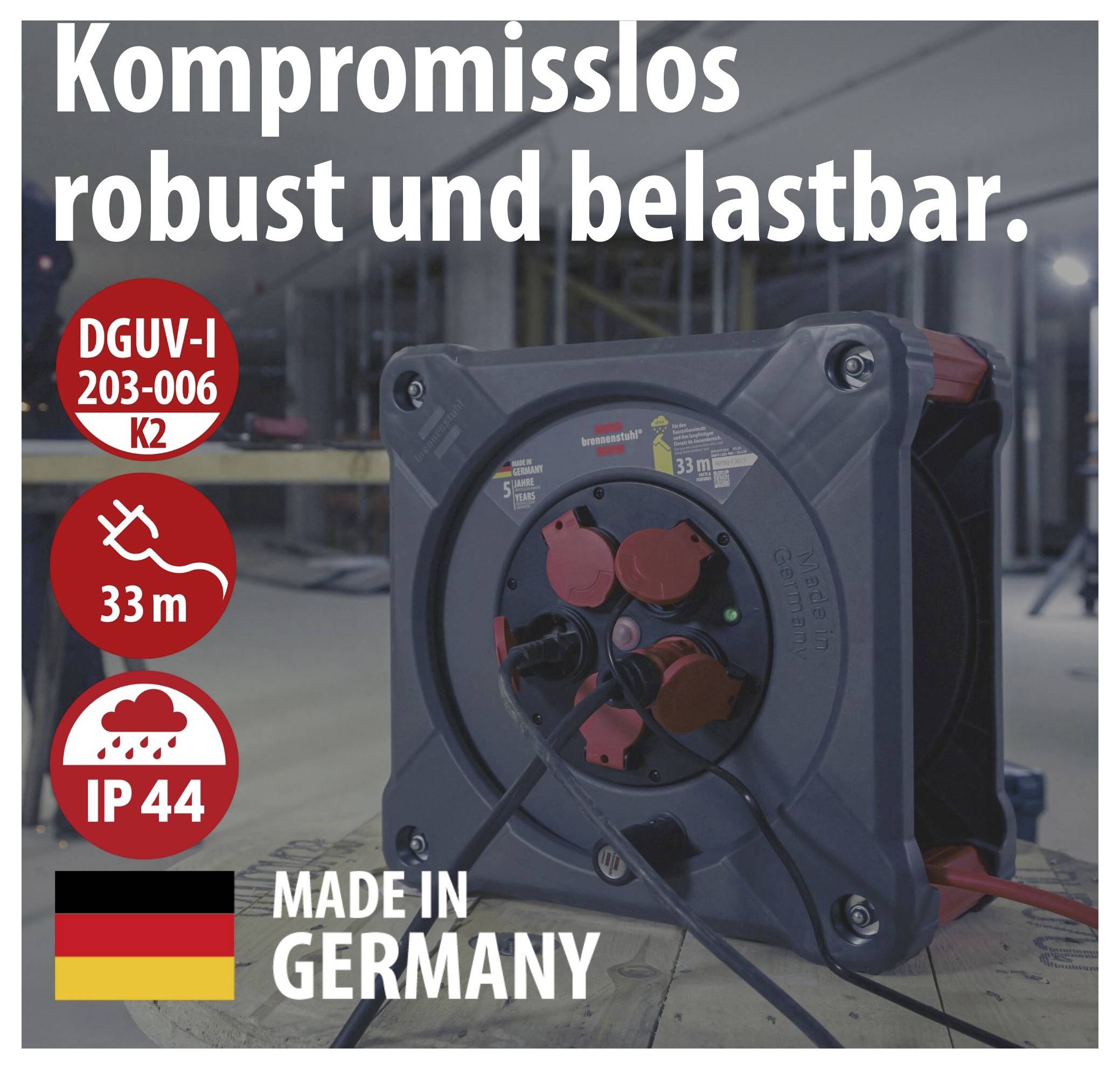 Ogljiva posebna soba<br><br>Promotivna slika robustne kabelske bobne v industrijskem okolju s tekstom "Nespopustljivo robustna in zmogljiva", DGUV-I 203-006 K2, 33 m, IP44 in "Proizvedeno v Nemčiji".