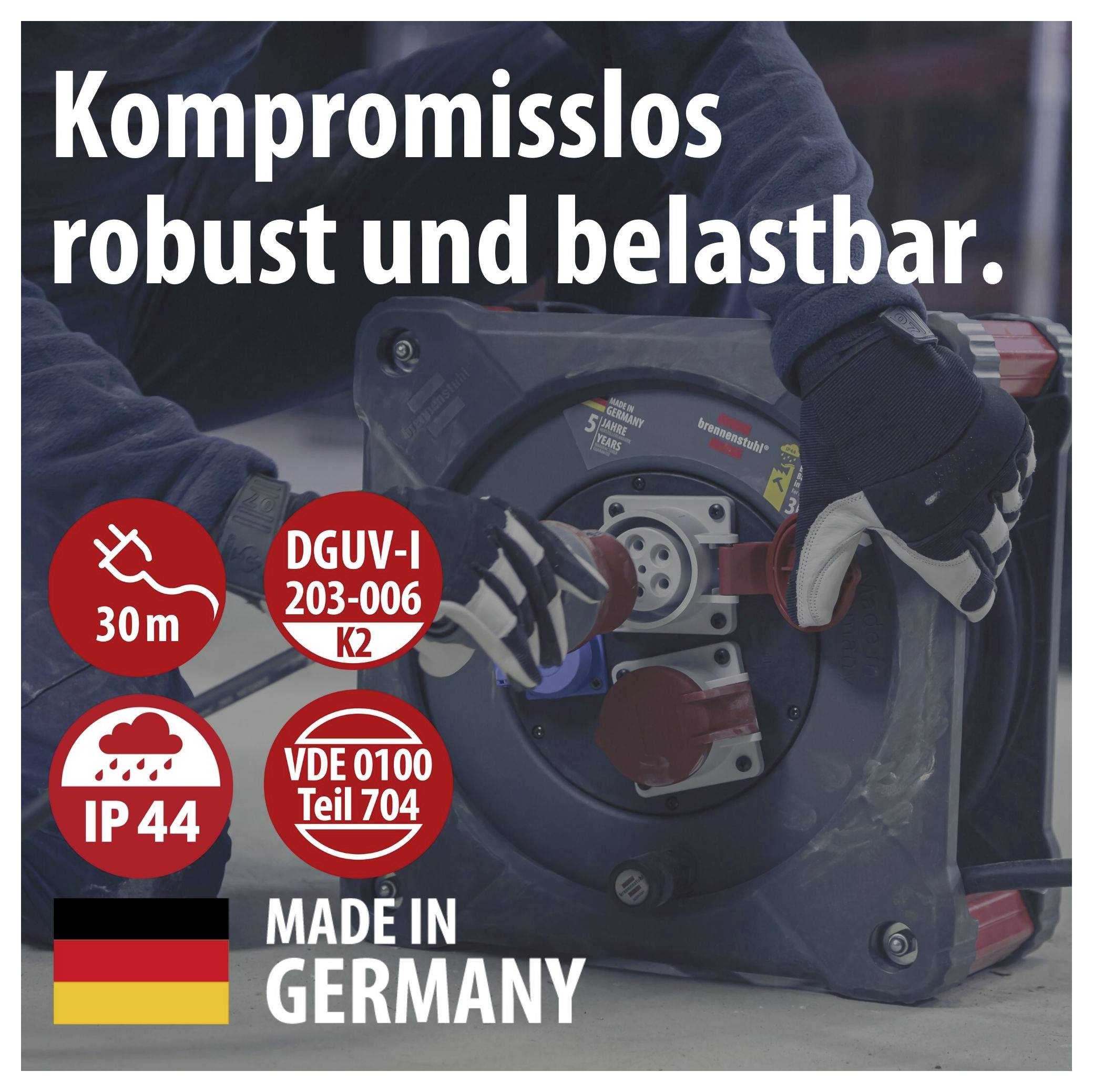 Ogljeno plakat za robustno napravo za kabelski boben s tekstom 'Brez kompromisov trdna in odporna', ikone za 30 m, IP44, DGUV-I 203-006 K2, VDE 0100 del 704 in 'Izdelano v Nemčiji'.