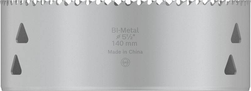 Kovinska luknjasta žaga z oznako 'BI-Metal, 5 5/8", 140 mm, Narejeno na Kitajskem'. Rezalni zobje zgoraj, valjasta oblika.