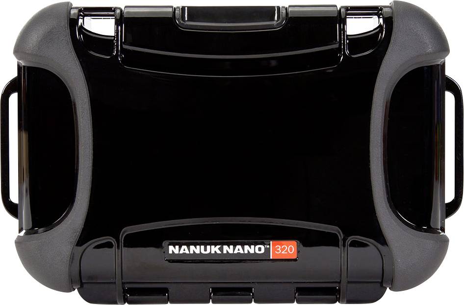 Črn Nanuk Nano 320 trden kovček z robustno zasnovo, zaobljenimi vogali in izrazitim rdečim logotipom na sprednji strani.