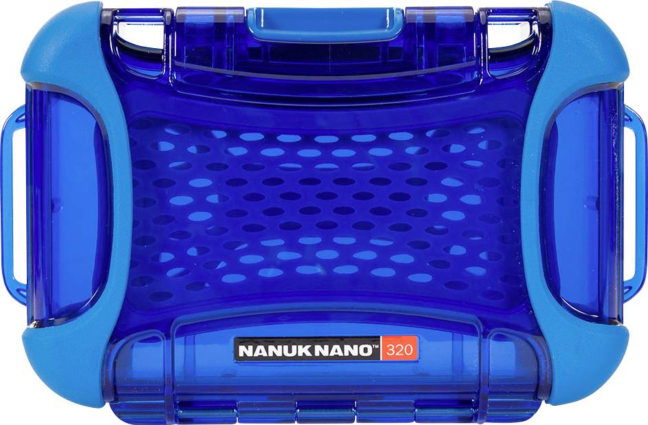 Moder, prozoren zaščitni kovček Nanuk, model Nano 320, z ojačanimi vogali in mrežastim vzorcem na površini.