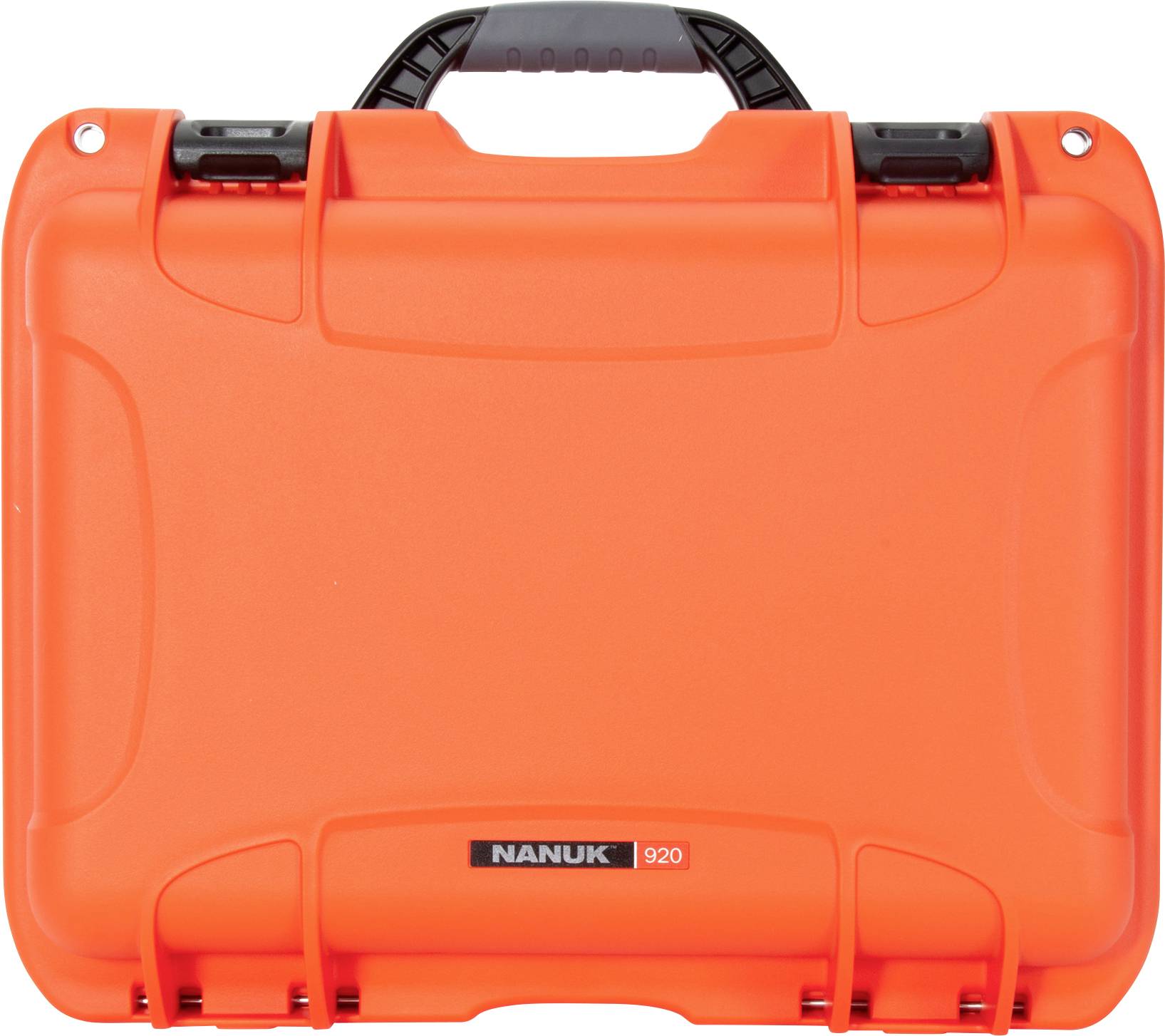 Oranžen kovček z črno ročico, robustne in vodoodporne izvedbe, znamke 'Nanuk', modelna številka '920'. Primeren za varen transport.