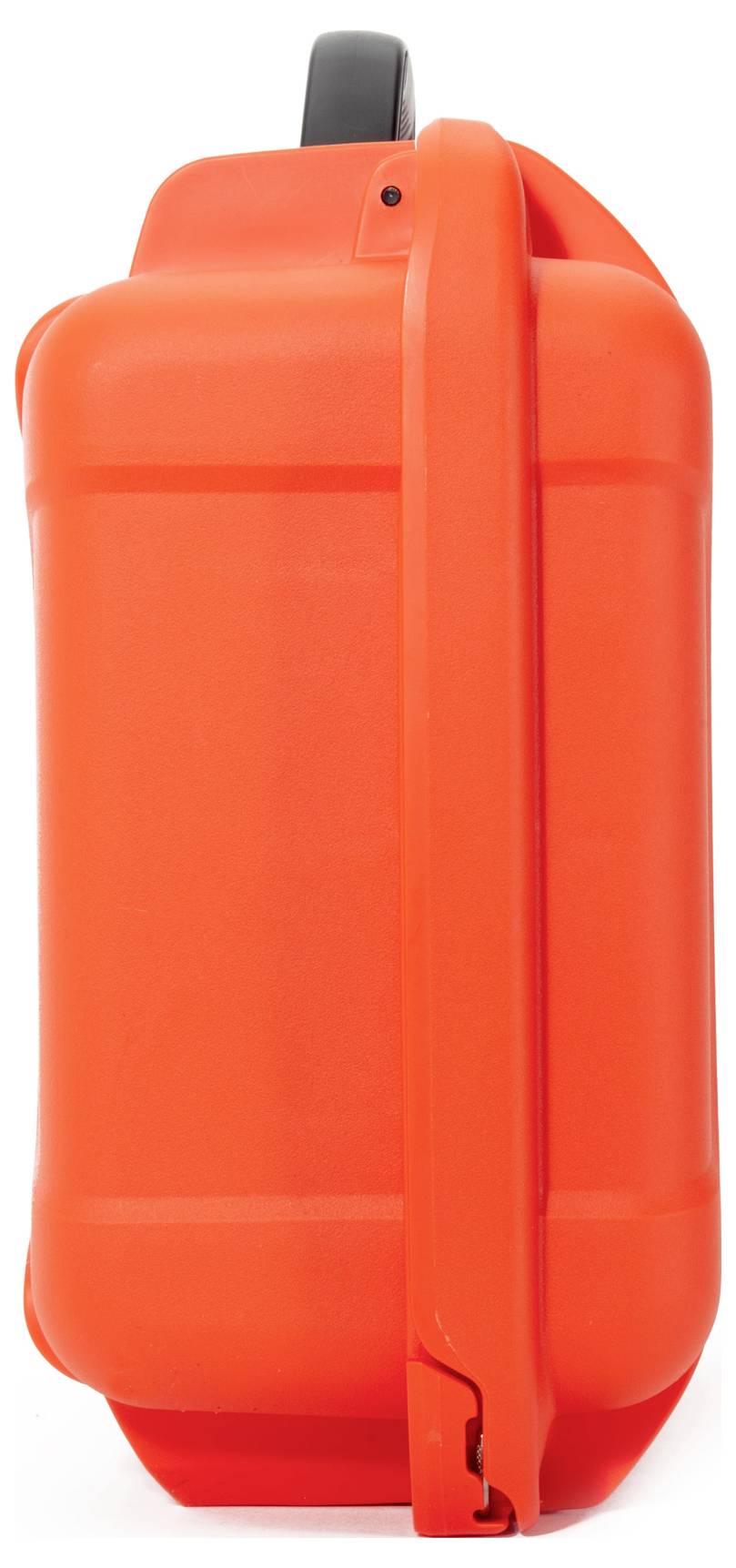 Oranžen kovček stoji pokončno in prikazuje svojo stransko stran. Kovček ima črno ročico na vrhu.