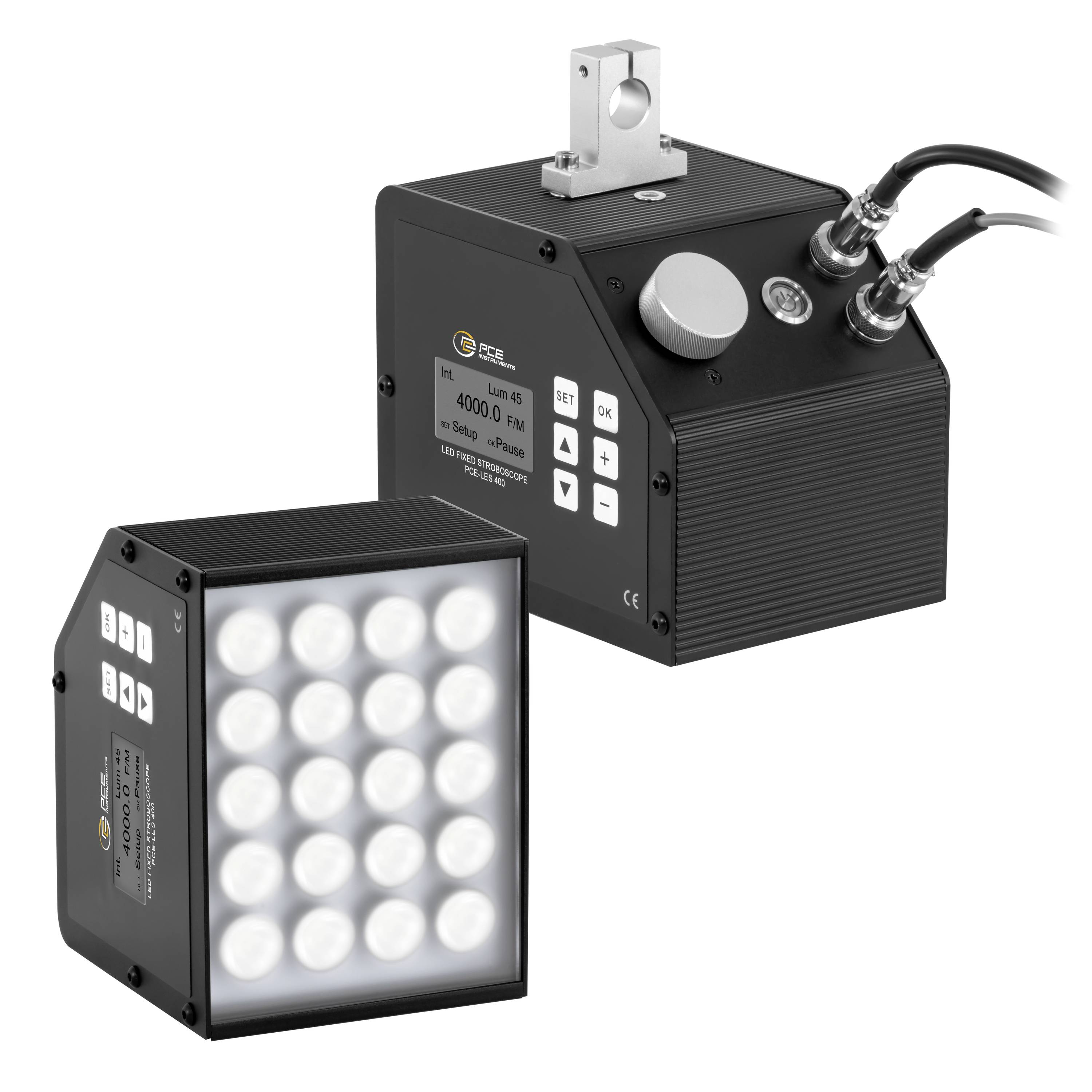 Dve črni industrijski stroboskopski svetlobi za strojni vid z LED nizi, kontrolnimi gumbi in povezanimi kabli na beli podlagi.