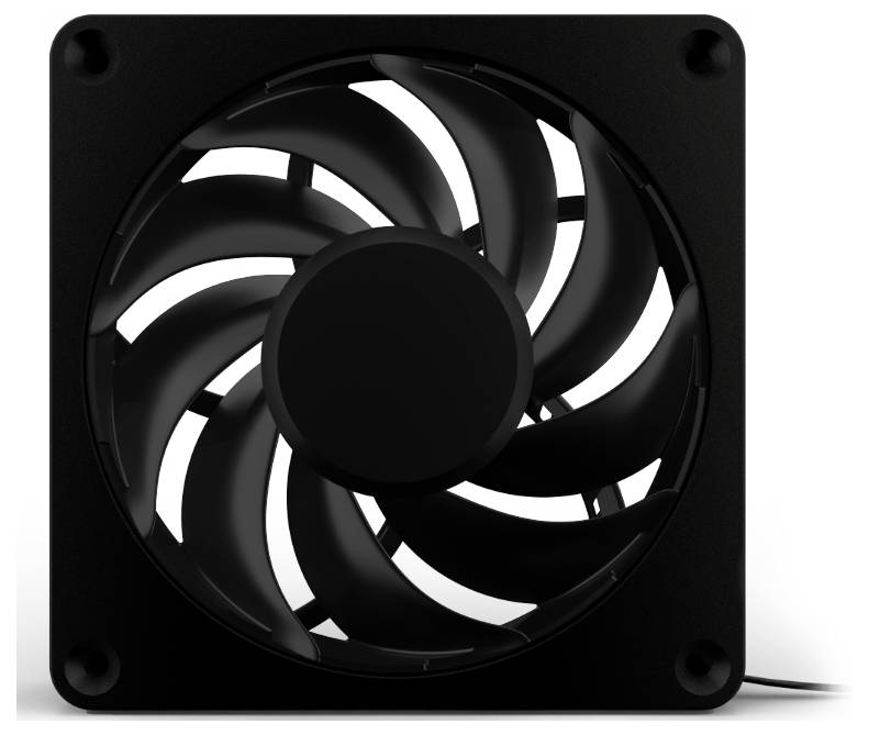 Črn računalniški ventilator z devetimi rotorskimi lopaticami. Pogledan od spredaj, pred belim ozadjem.