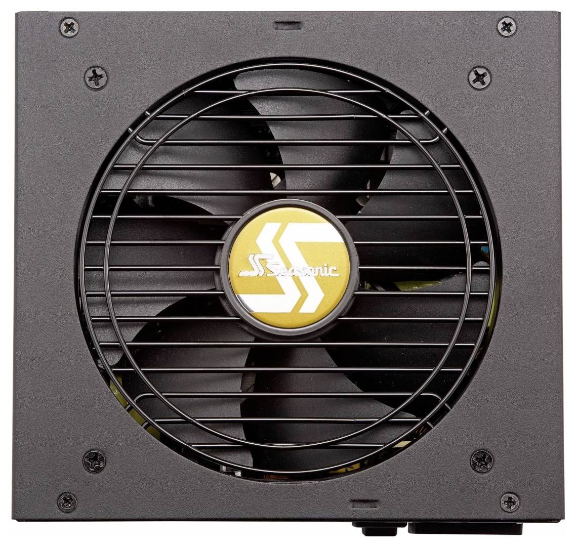 Črni napajalnik z ventilatorjem v mrežasti zaščiti in rumenim logotipom na sredini; štirje vijaki ga pritrjujejo na vogalih.