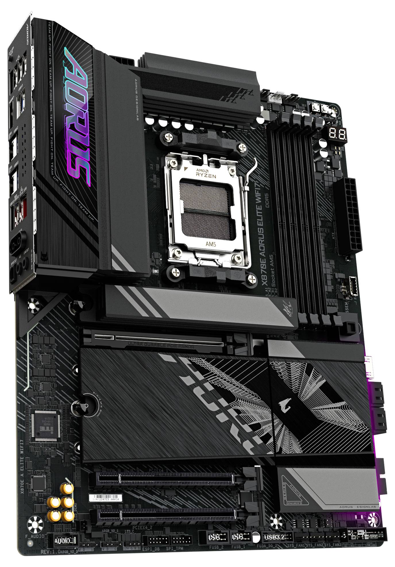 Gaming matična plošča z RGB logotipom, več režami za RAM, PCIe in hlajenje. Vsebuje vtičnico za procesor in različne priključke.