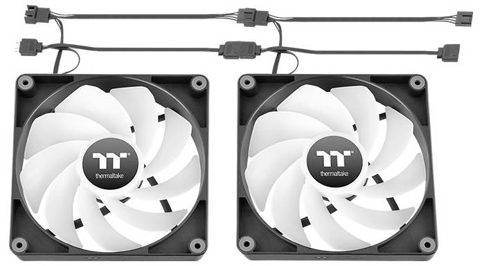 Dva črna računalniška ventilatorja z belimi lopaticami znamke 'Thermaltake', zgoraj opremljena s priključki za napajanje in krmiljenje.