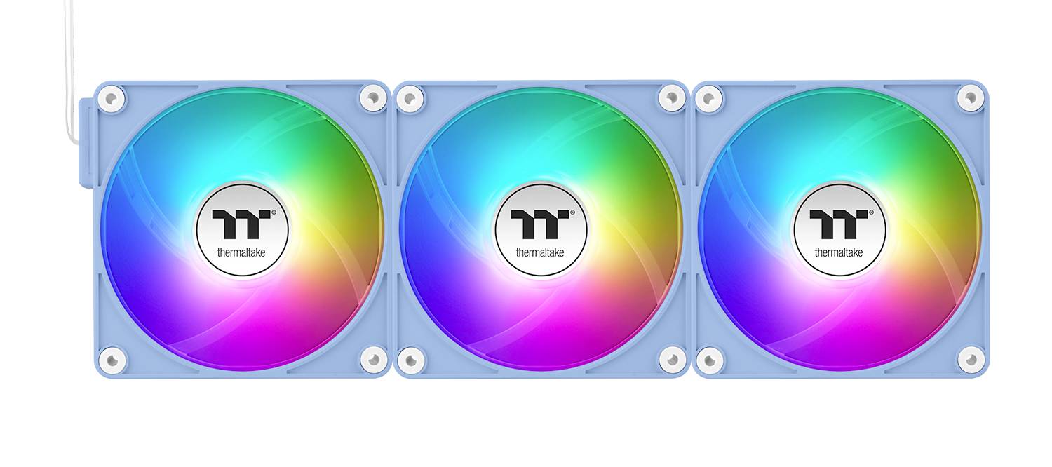 Trije računalniški ventilatorji v vrsti, barvno osvetljeni v mavričnih barvah, s logotipom Thermaltake na sredini vsakega ventilatorja.