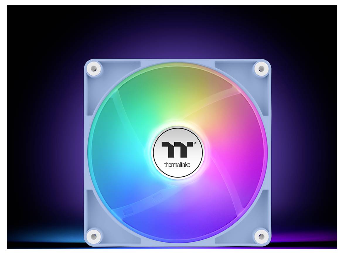 'RGB računalniški ventilator z več barvami, ki sevajo od sredine, označen z logotipom Thermaltake, pred temnim ozadjem.'
