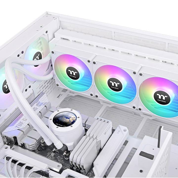 Odprt računalnik z belim ohišjem, ki prikazuje ventilatorje z RGB osvetlitvijo in sistem za hlajenje procesorja s sliko Zemlje na njem.