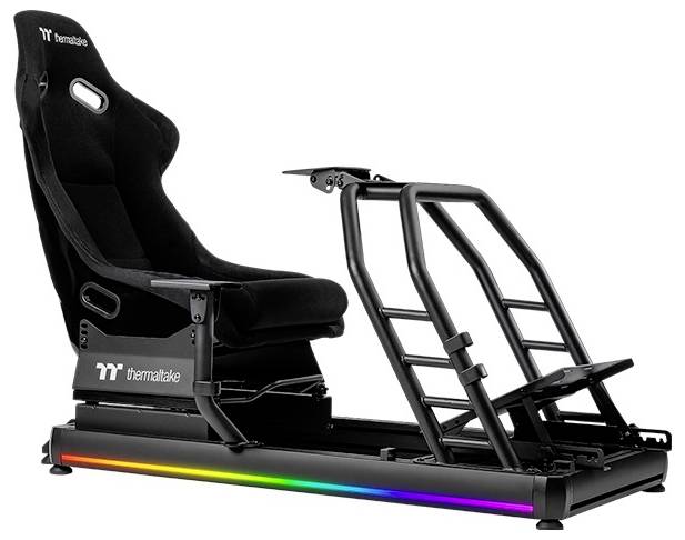 Črn gaming stol s kovinskim ogrodjem in nastavljivo pedalno oporo, osvetljen z RGB LED-diodami na osnovi.