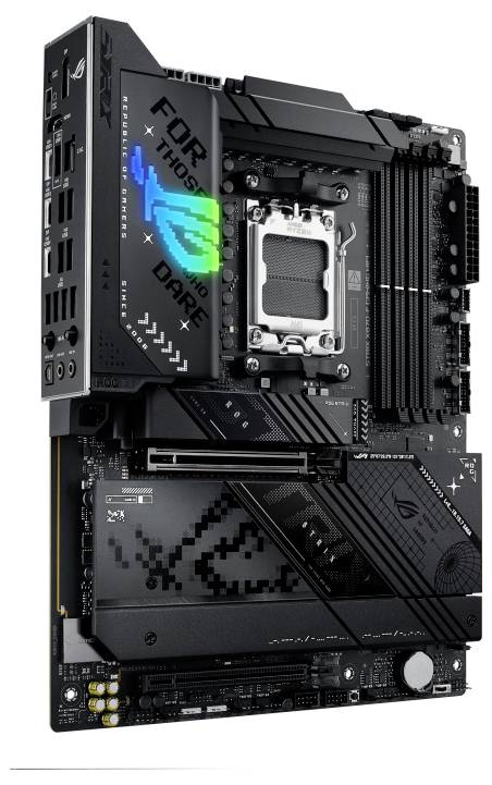 Gaming matična plošča z RGB osvetlitvijo in številnimi priključki, primerna za zmogljive računalniške aplikacije.