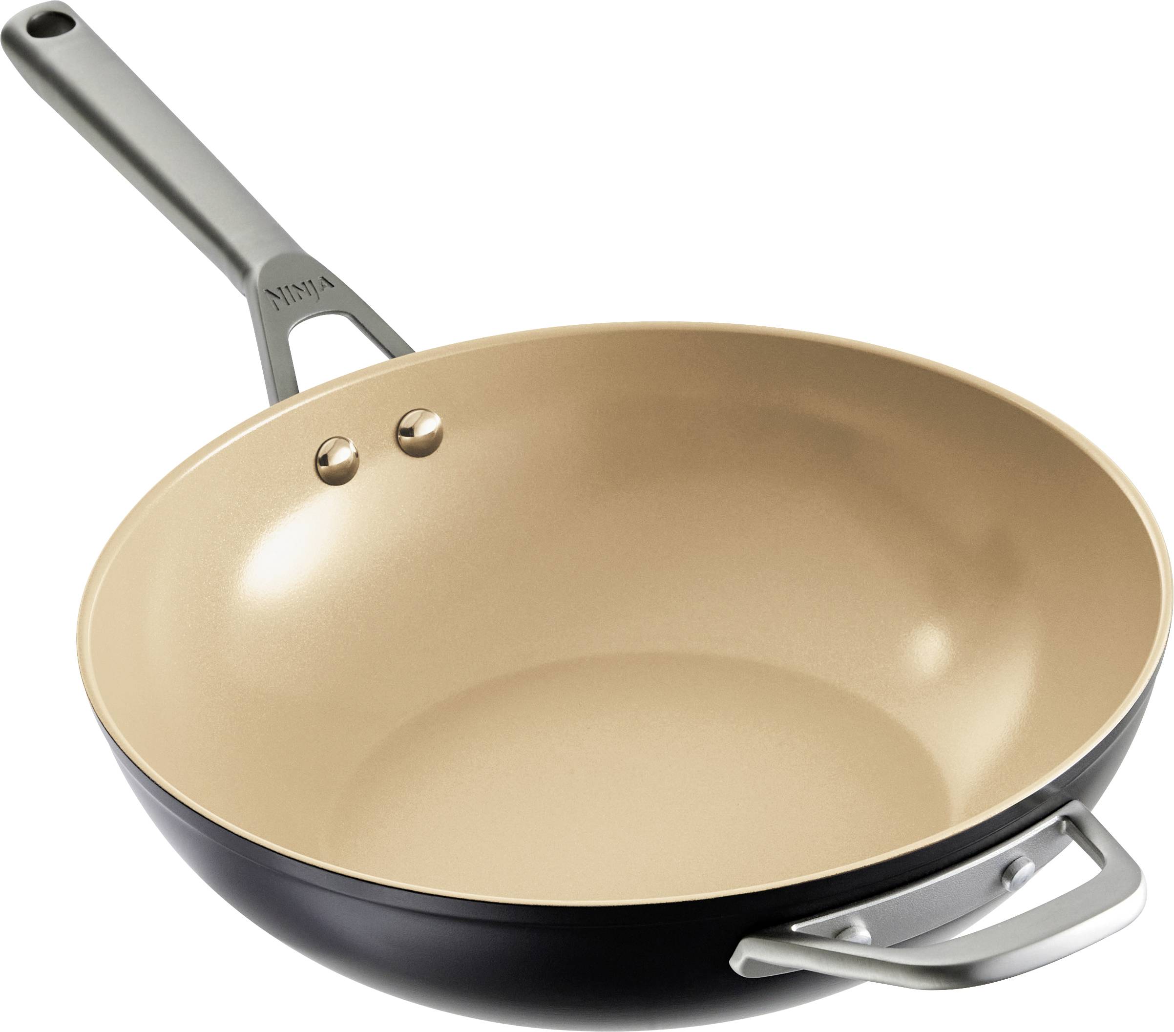 Velik wok z gladko, zlatasto notranjostjo in sivim ročajem. Idealen za pripravo azijskih jedi.