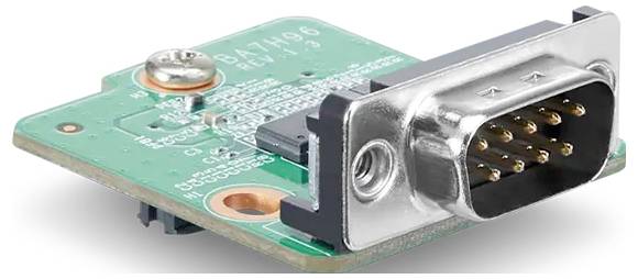 Bližnji posnetek zelene tiskane vezne plošče z večkontaktnim kovinskim vtičem.