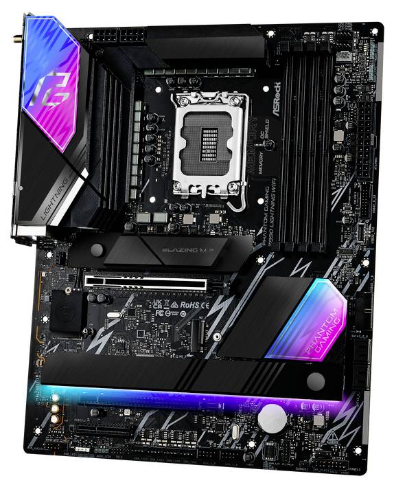 Računalniška matična plošča z RGB osvetlitvijo prikazuje CPU vtičnico in več PCIe priklučkov. Oznake in priključki so vidni.