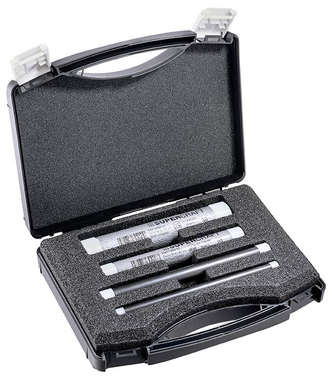 Odprt črn plastičen kovček z penasto oblogo, ki drži štiri črne, pisalu podobne predmete.