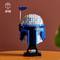LEGO model čelade 'Star Wars' junaka Janga Fetta na stojalu, na rjavi podlagi z besedilom '616'.