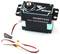 Servomotor z napisom 'HVWP754S IP67-Vodotesen'. Črno ohišje z modrimi poudarki in kabelskim priključkom.