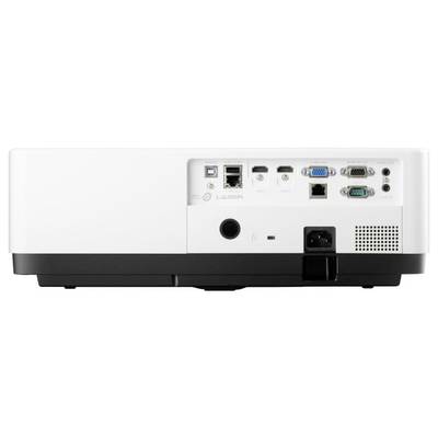 Zadnja stran projektorja z več priključki, vključno z ethernet, VGA in HDMI priključki ter napajalnikom.