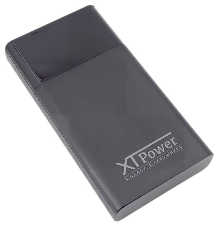 Črna prenosna baterija z napisom 'XTPower Energy Everywhere'. Pravokotne oblike, kompaktna, primerna za mobilno polnjenje.