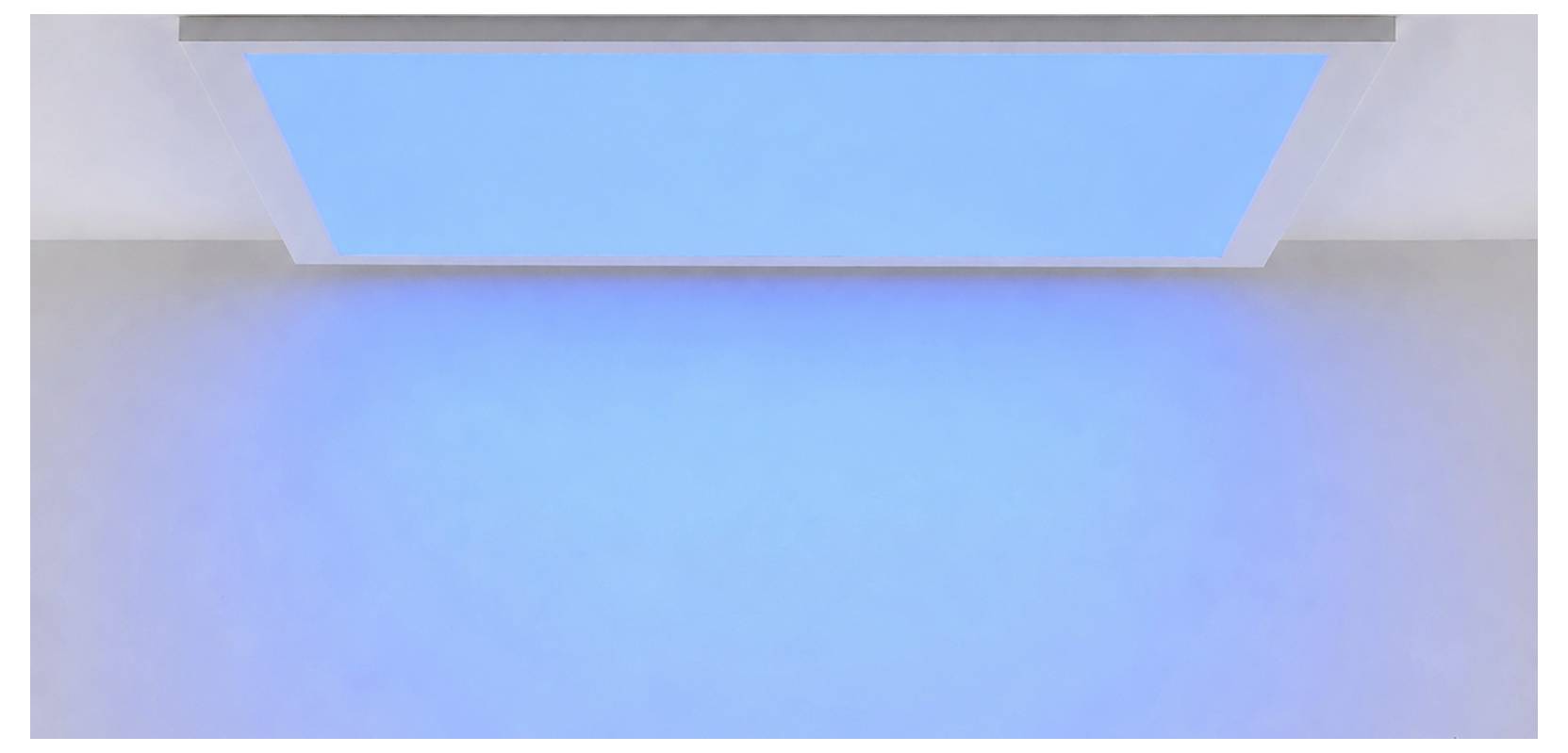 Modra osvetljena stropna plošča, ki na belo steno pod njo oddaja mehak sij.