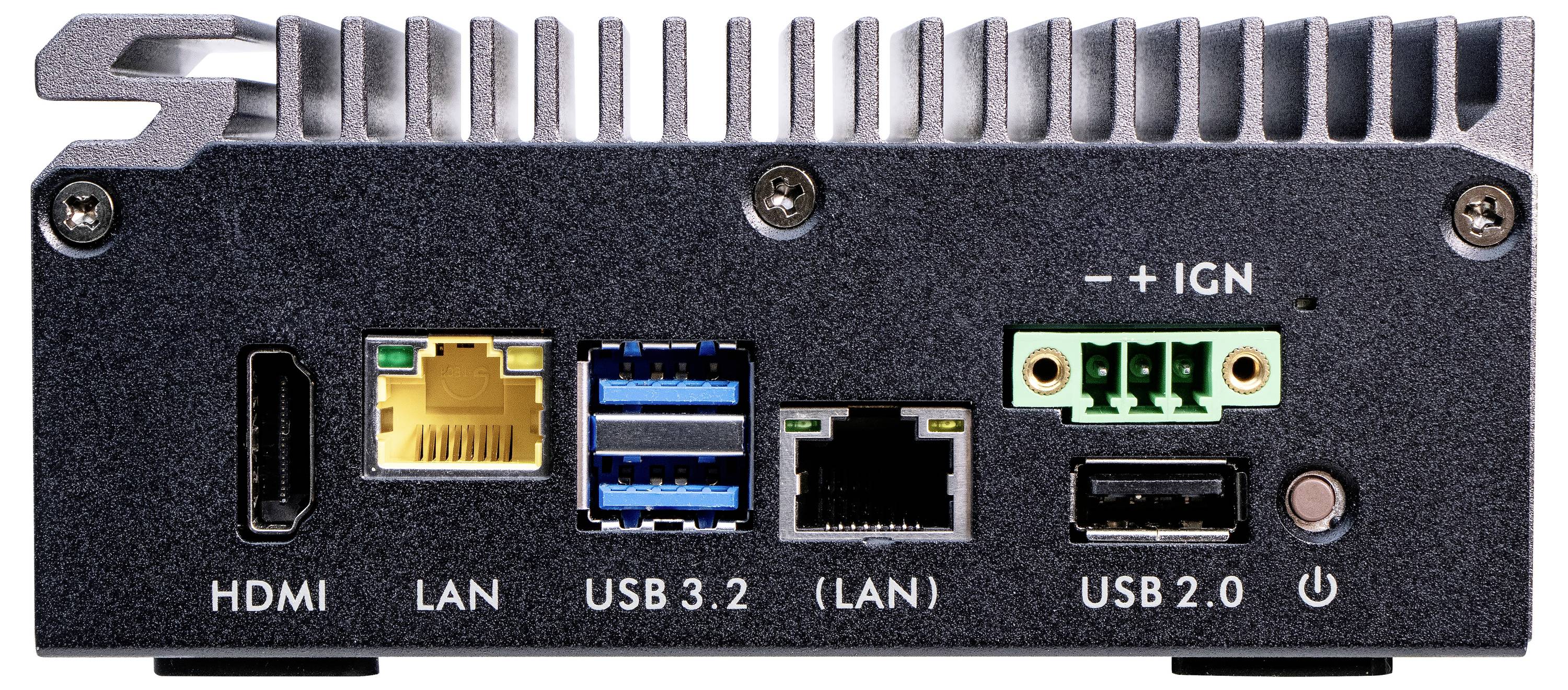 'Zadnja stran elektronske naprave s priključki: HDMI, LAN, dva USB 3.2, USB 2.0 in reže za dodatno napajanje.'