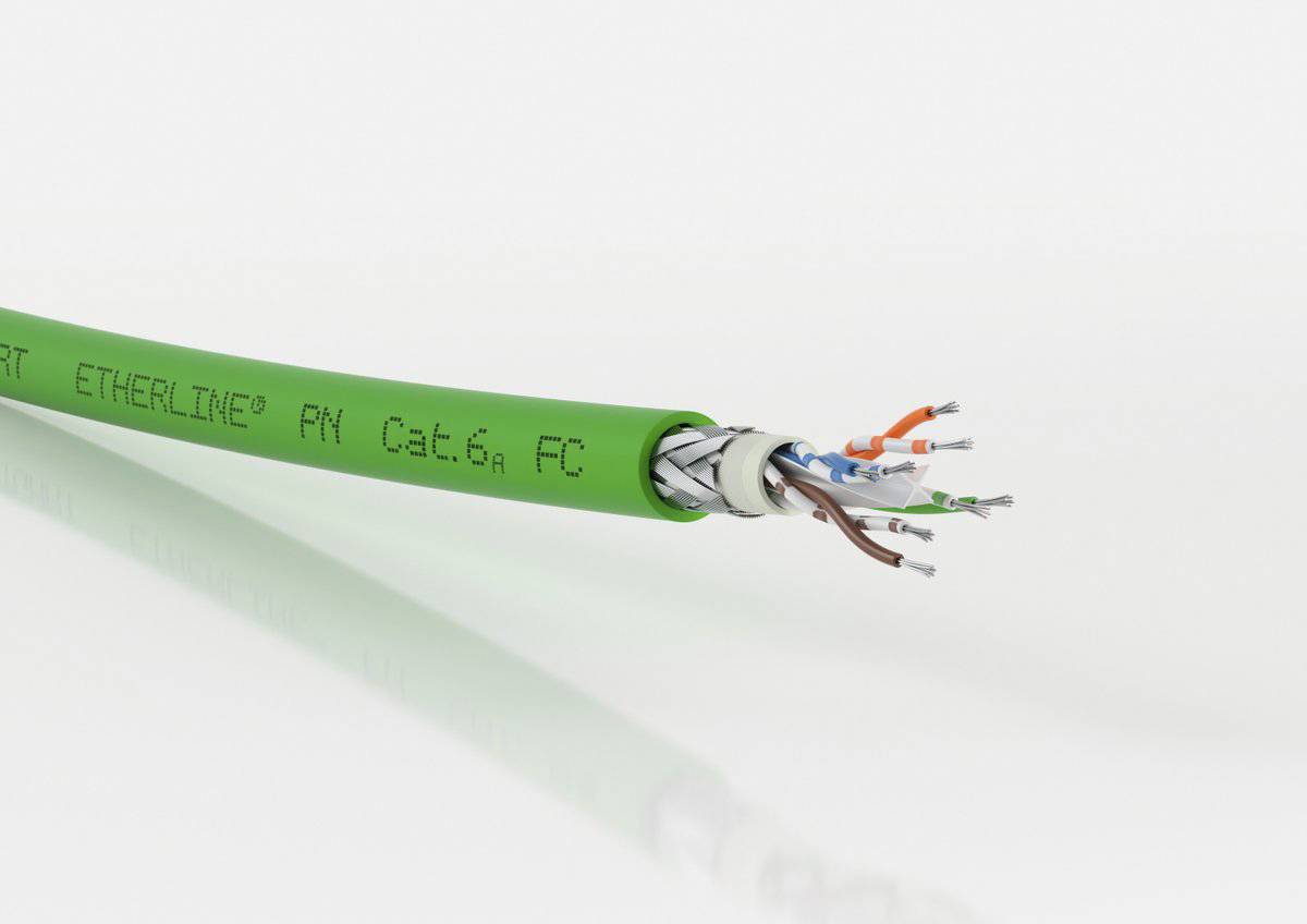 Zeleni eternet kabel z delno izpostavljenimi notranjimi žicami različnih barv na beli podlagi.